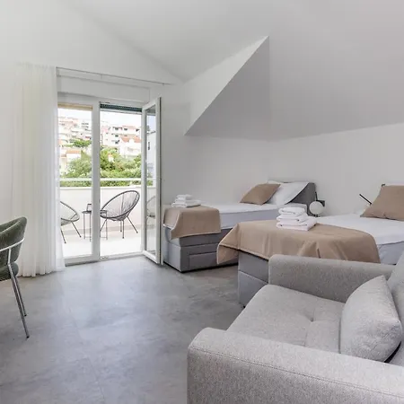 Ocrux Apartment